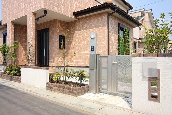 外構工事で欠かせない門選びを解説！